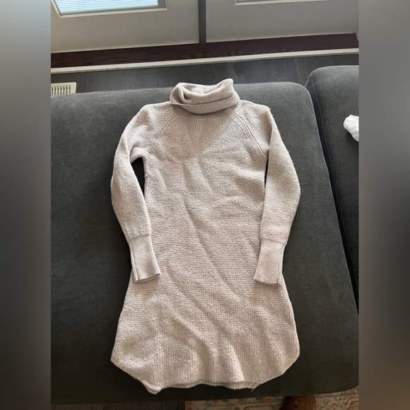 Nike windbreaker, wilfred free turtleneck sweater & champion items! - Picture 5 of 12